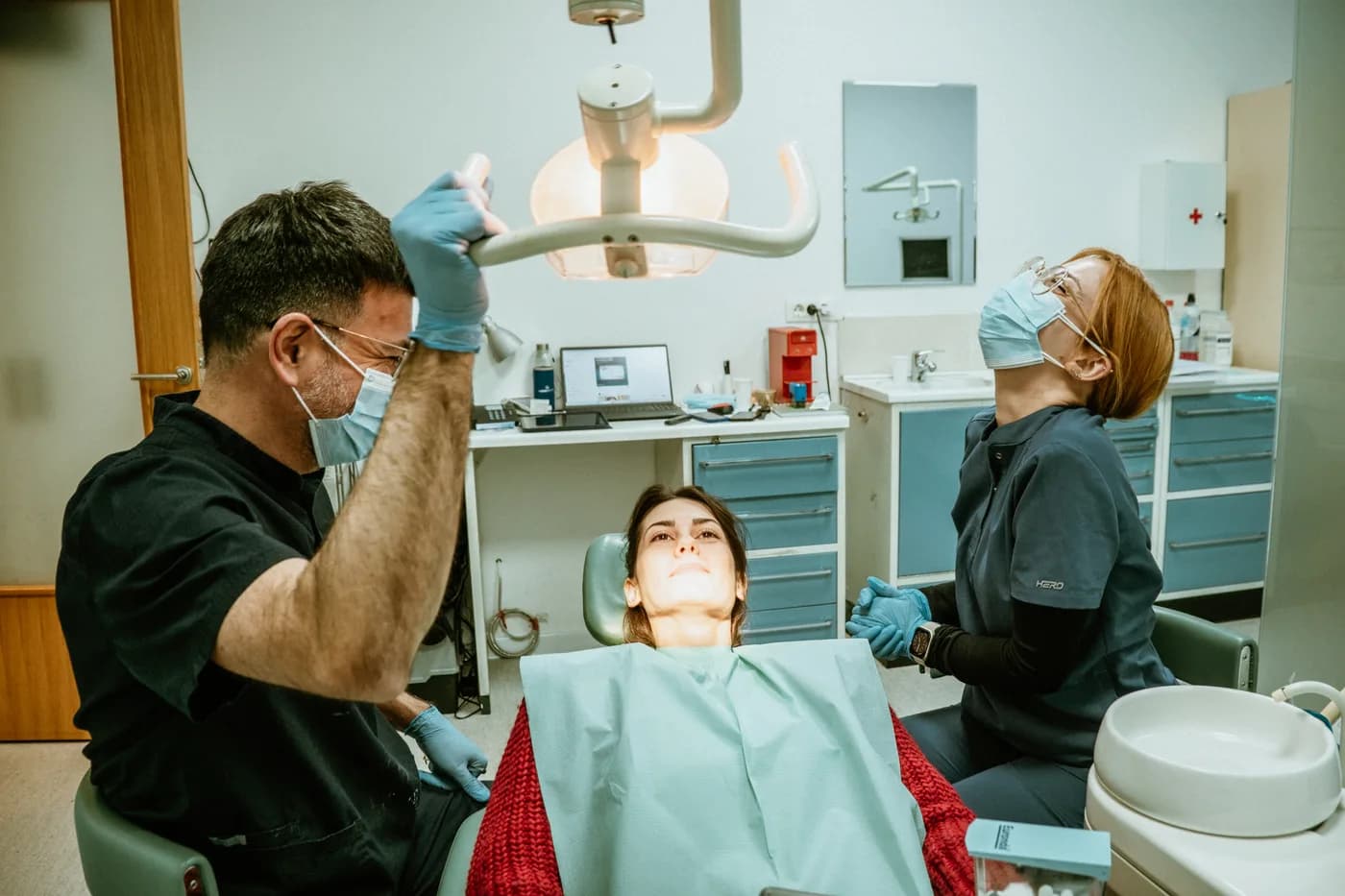 Dr Igor Bratić sa timom tokom pregleda